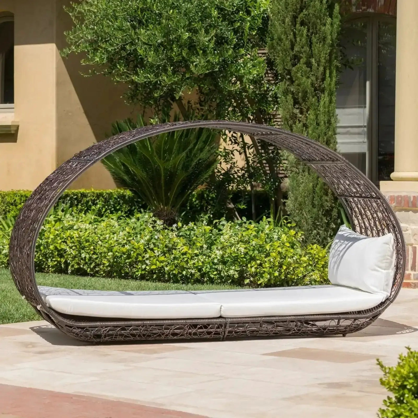 Abigal Outdoor Wicker Daybed With Cushion by HouseOfZazla