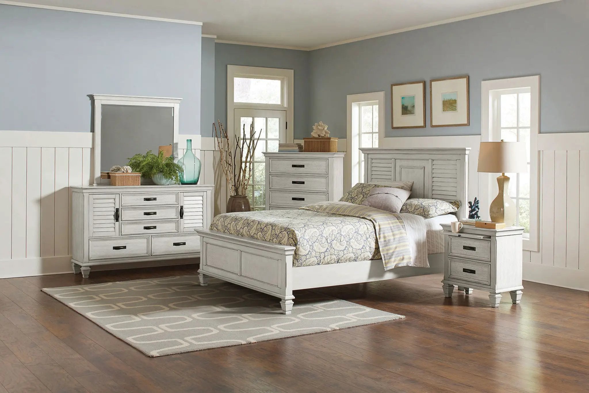 Franco 5-piece Queen Bedroom Set Distressed White by Unique Piece Furniture