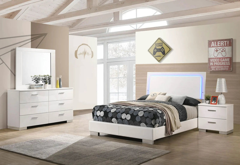Felicity 4-piece Full Bedroom Set White High Gloss by Unique Piece Furniture