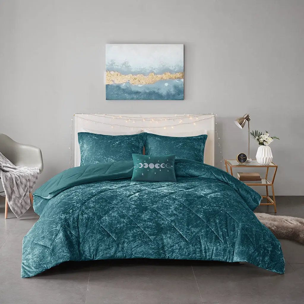 Full/Queen Velvet Comforter Set with Throw Pillow by HouseOfZazla