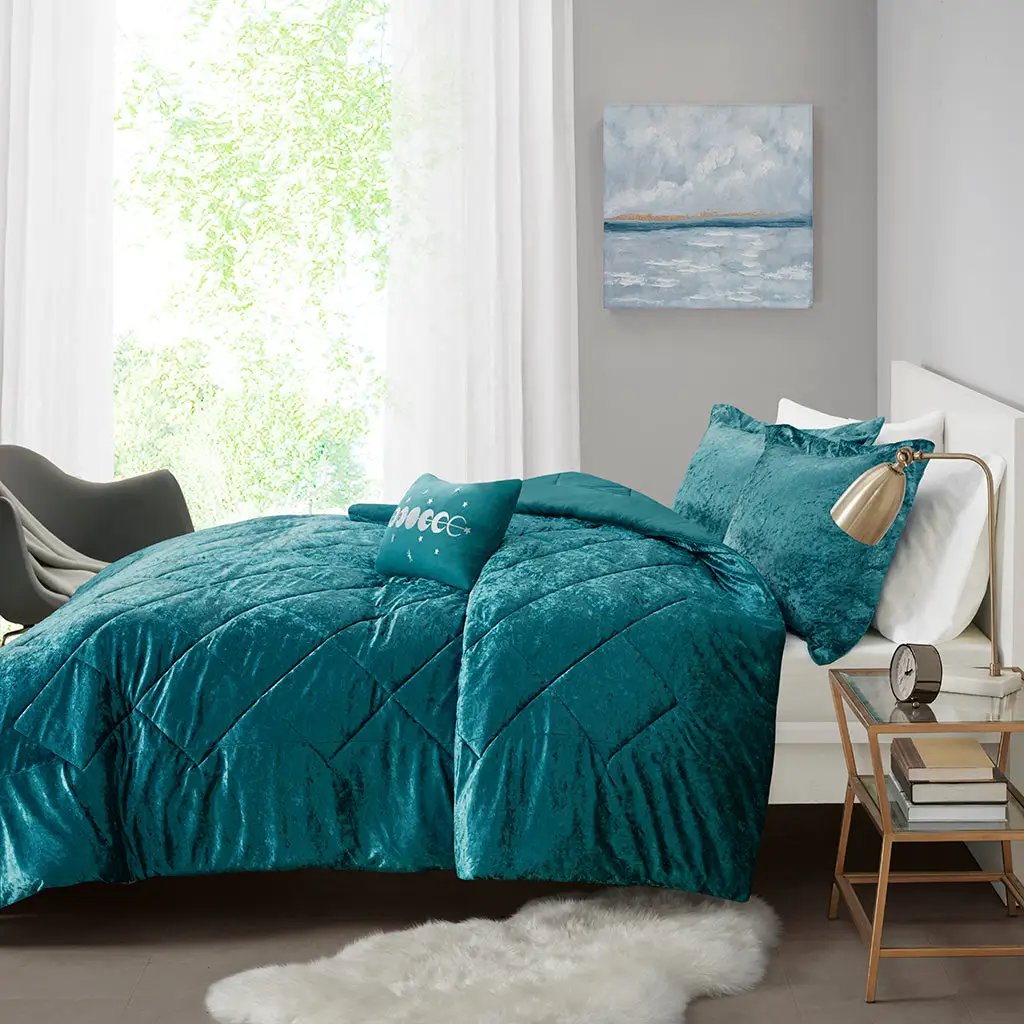 Full/Queen Velvet Comforter Set with Throw Pillow by HouseOfZazla