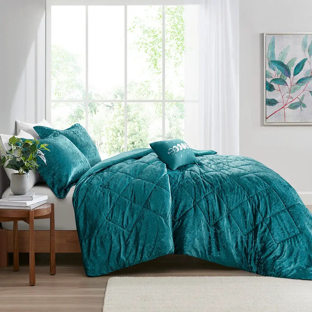 Full/Queen Velvet Comforter Set with Throw Pillow by HouseOfZazla