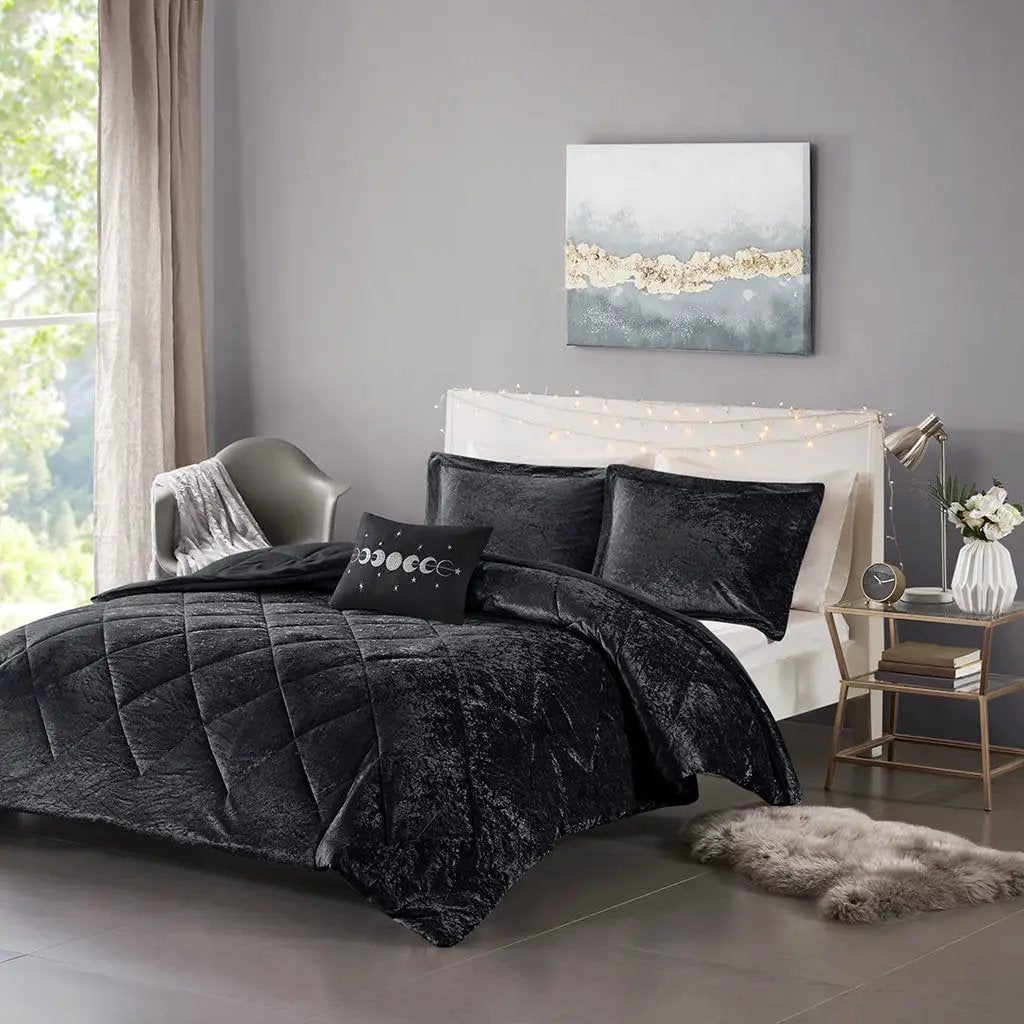 Full/Queen Velvet Comforter Set with Throw Pillow by HouseOfZazla