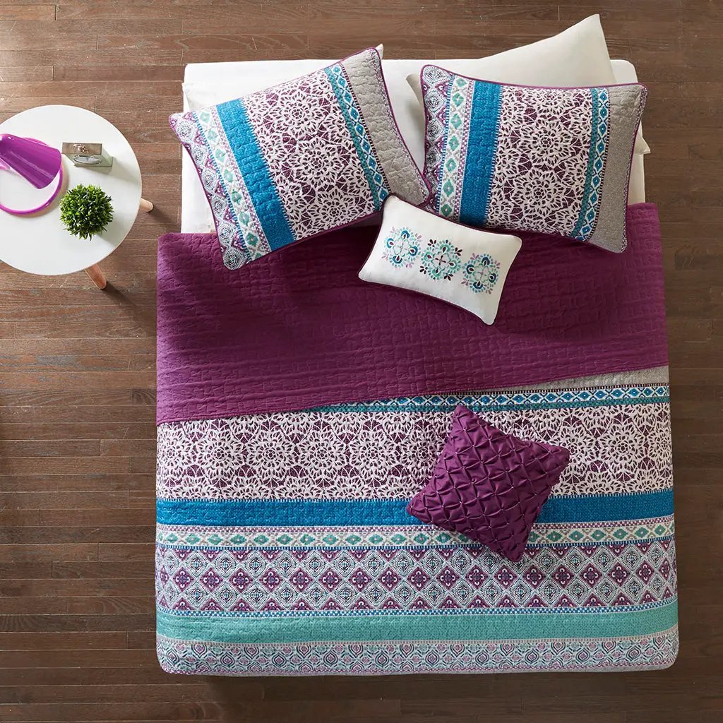 Full/Queen Reversible Quilt Set with Throw Pillows by HouseOfZazla