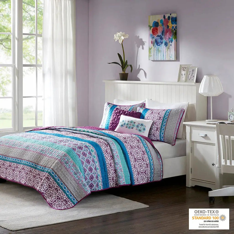 Full/Queen Reversible Quilt Set with Throw Pillows by HouseOfZazla