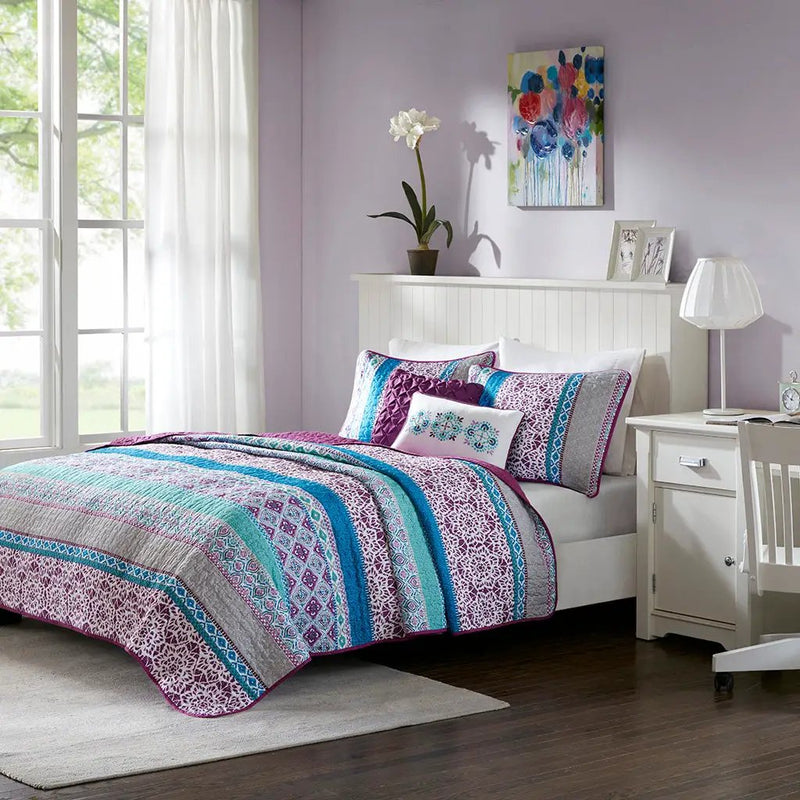 Full/Queen Reversible Quilt Set with Throw Pillows by HouseOfZazla