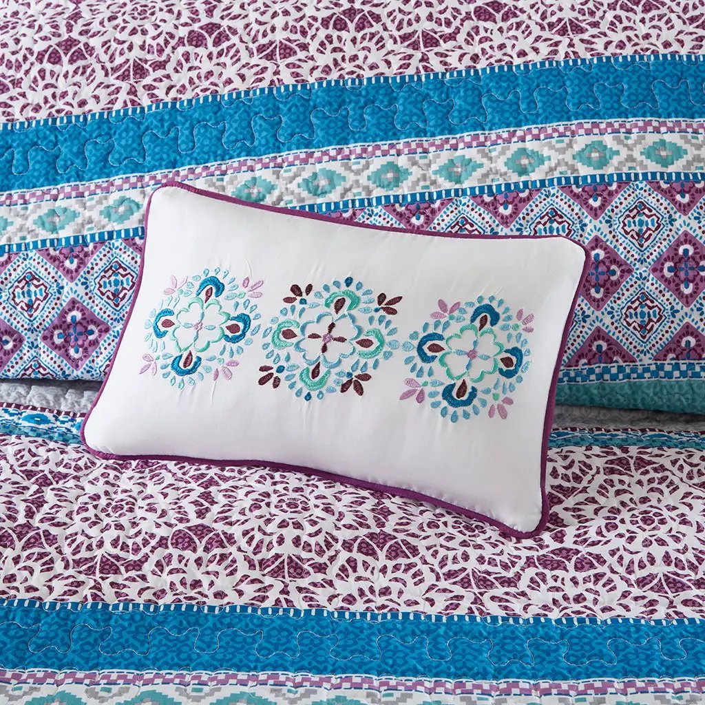 Full/Queen Reversible Quilt Set with Throw Pillows by HouseOfZazla