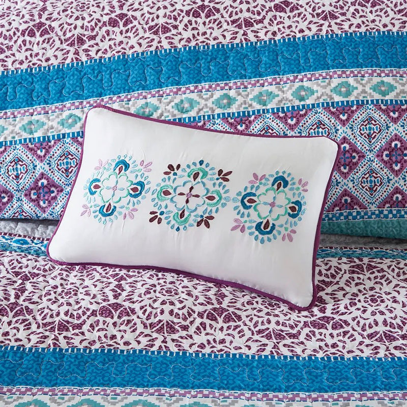 Full/Queen Reversible Quilt Set with Throw Pillows by HouseOfZazla