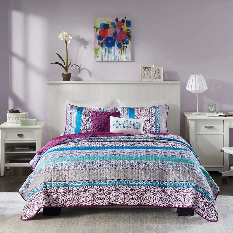 Full/Queen Reversible Quilt Set with Throw Pillows by HouseOfZazla