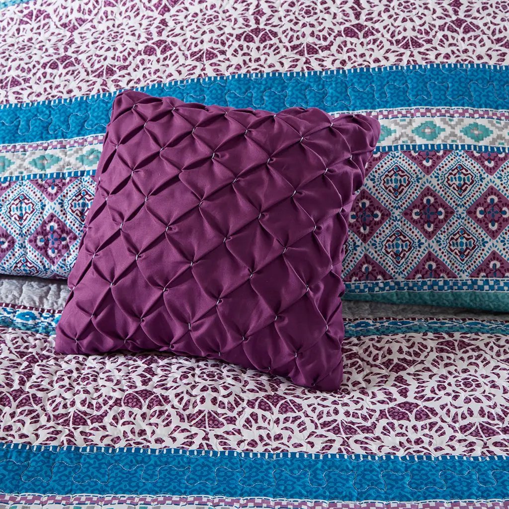 Full/Queen Reversible Quilt Set with Throw Pillows by HouseOfZazla