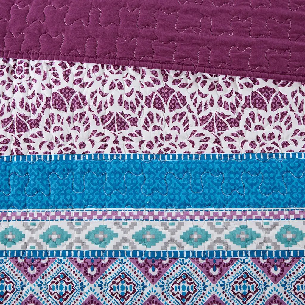 Full/Queen Reversible Quilt Set with Throw Pillows by HouseOfZazla