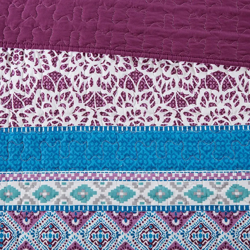 Full/Queen Reversible Quilt Set with Throw Pillows by HouseOfZazla