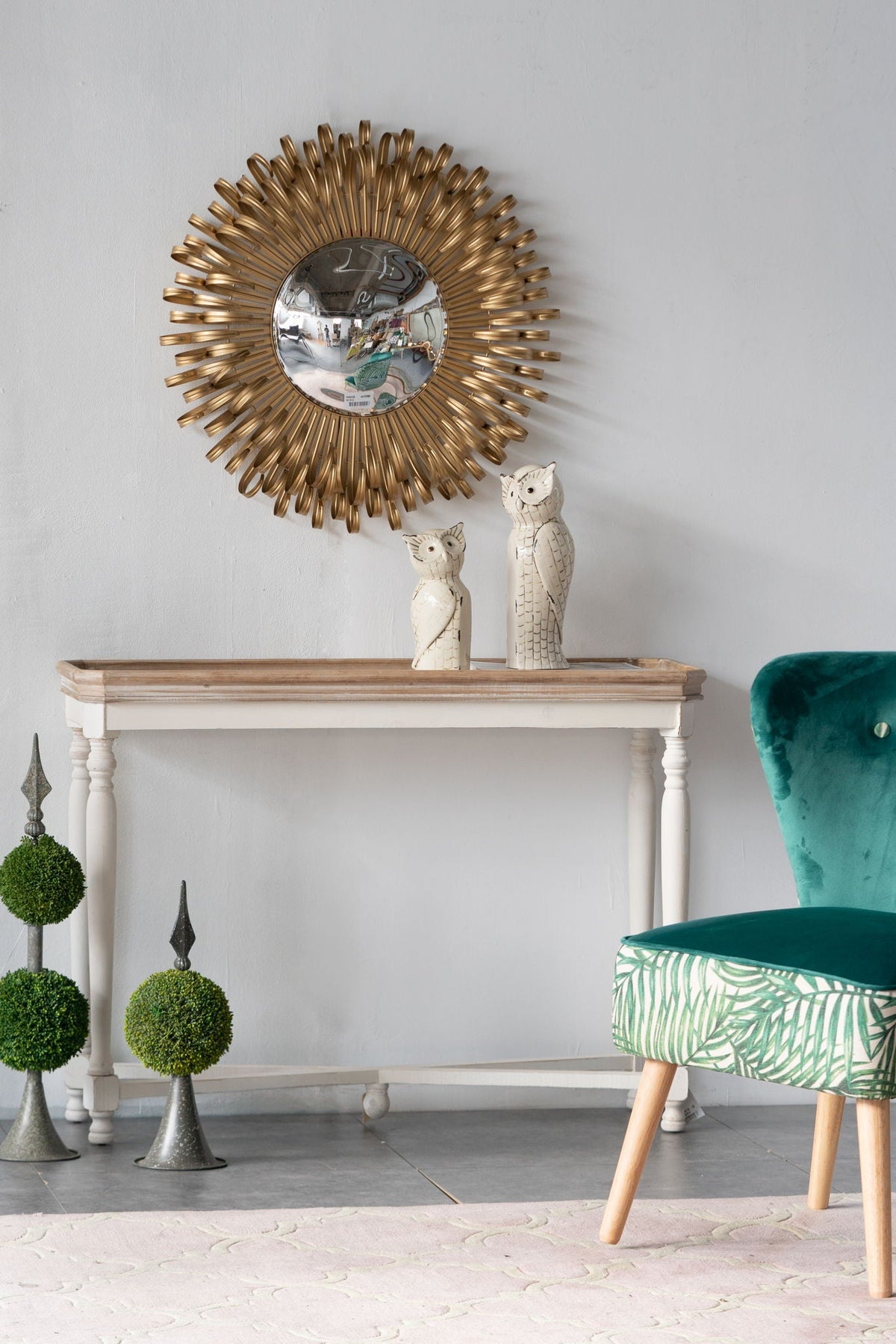 Sunburst Design Wall Mirror with Decorative Gold Finish - Modern Entryway, photo 2 of 9