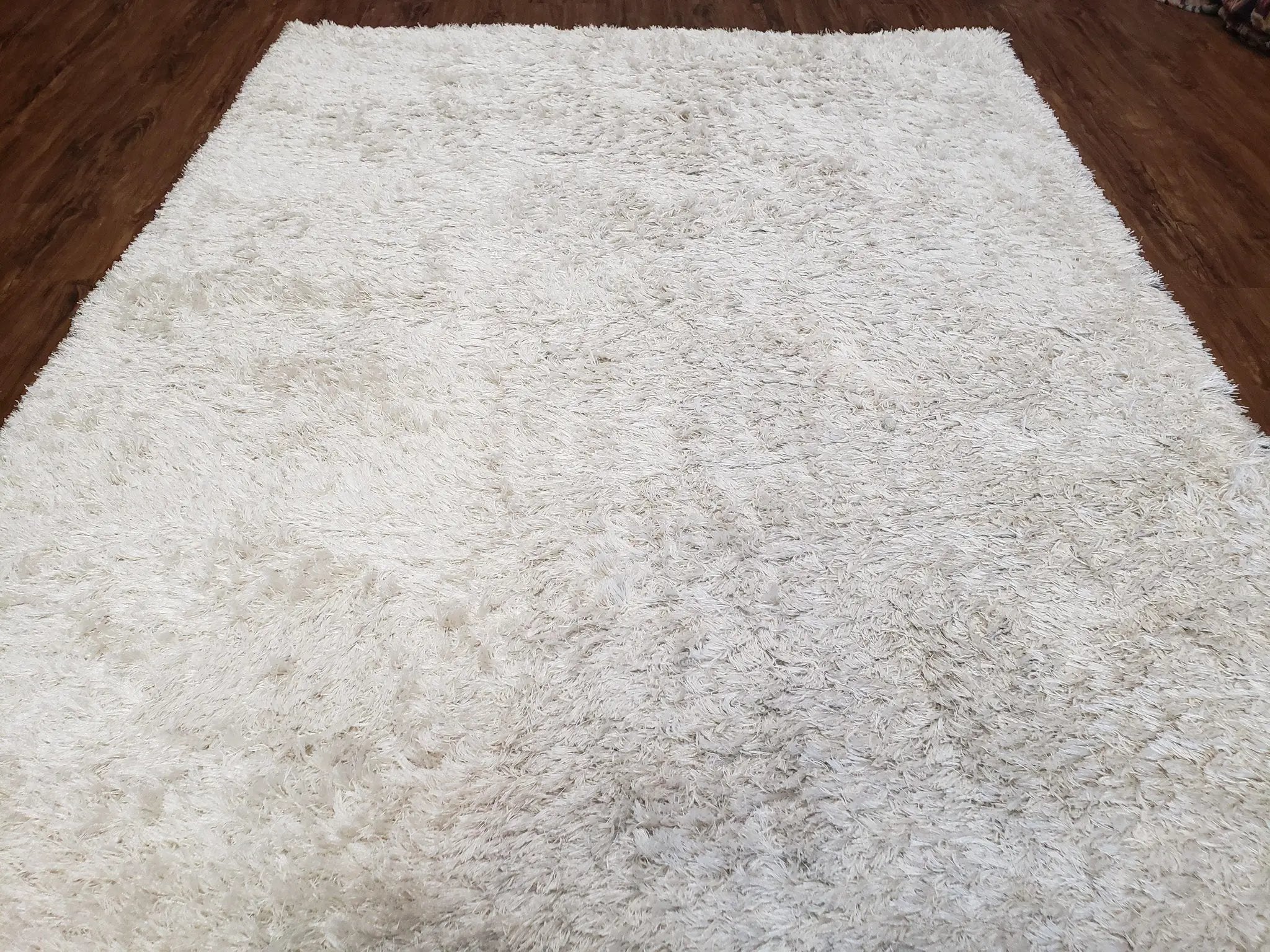 Safavieh Shag Rug 5x8, Pearl White Color, Isaac Mizrachi Shag Collection 5x7 Carpet, High Pile Soft Fluffly Bedroom Rug, Living Room Rug by Jewel Rugs