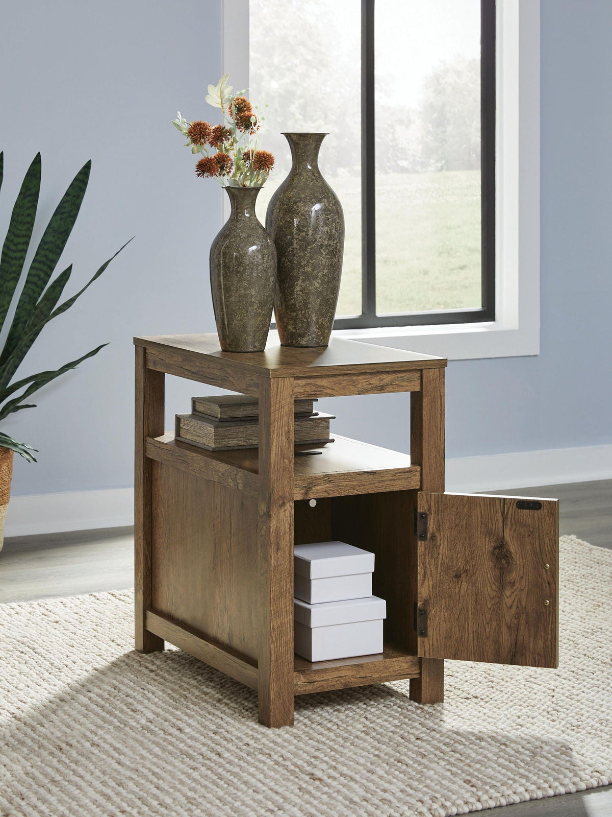 Fendenmore - Chair Side End Table, photo 7 of 21