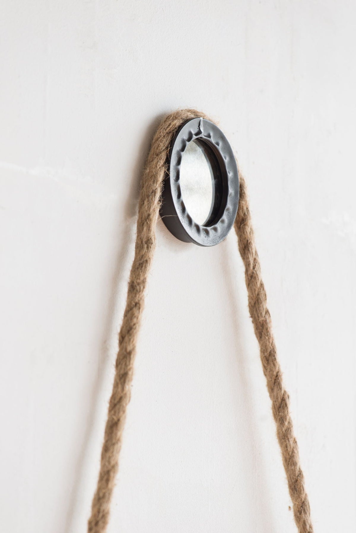 Black Circle Wall Mirror with Rope Strap - Contemporary Metal Frame, photo 5 of 12