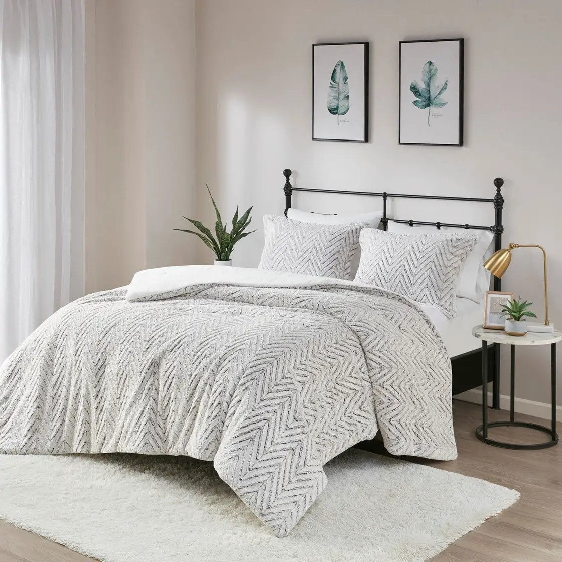 Full/Queen Ultra Plush Down Alternative Comforter Set by HouseOfZazla