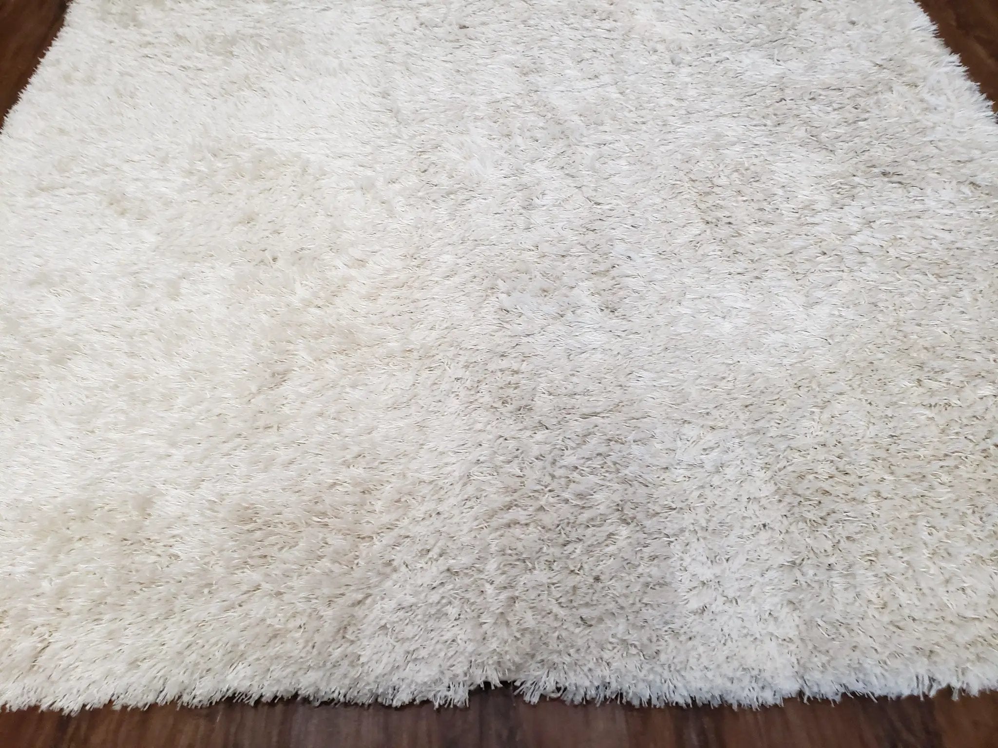 Safavieh Shag Rug 5x8, Pearl White Color, Isaac Mizrachi Shag Collection 5x7 Carpet, High Pile Soft Fluffly Bedroom Rug, Living Room Rug by Jewel Rugs
