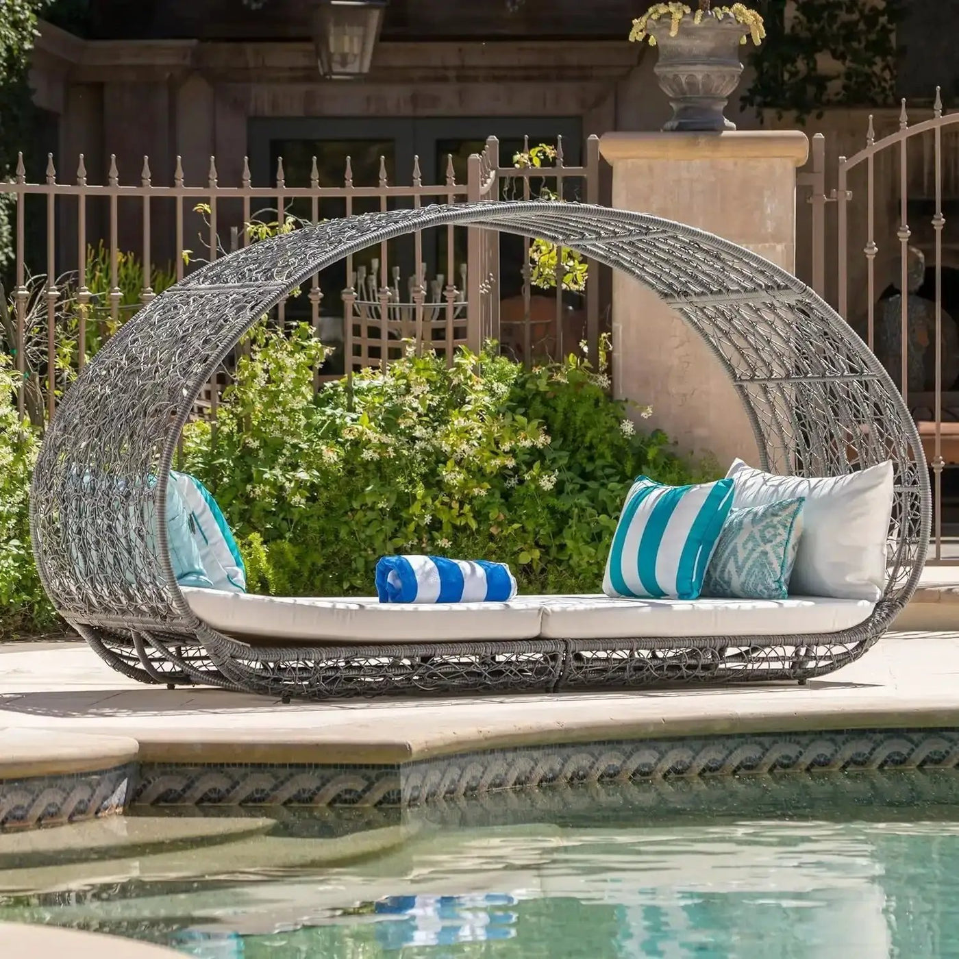 Abigal Outdoor Wicker Daybed With Cushion by HouseOfZazla