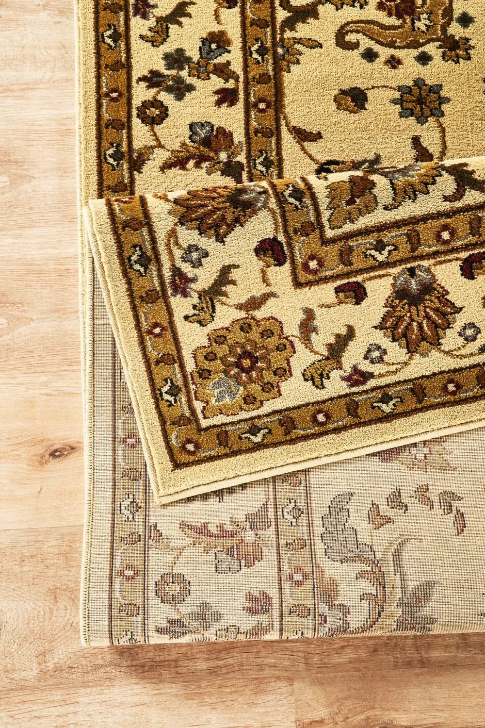Classic GC_VIN5005 Cream Area Rug by HouseOfZazla
