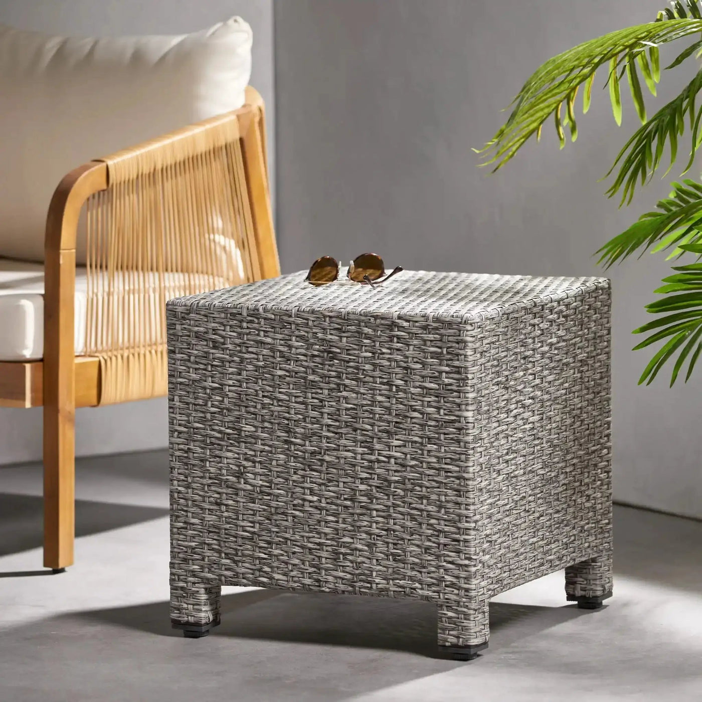 Puerta - Minimalist Style Accent Table by HouseOfZazla