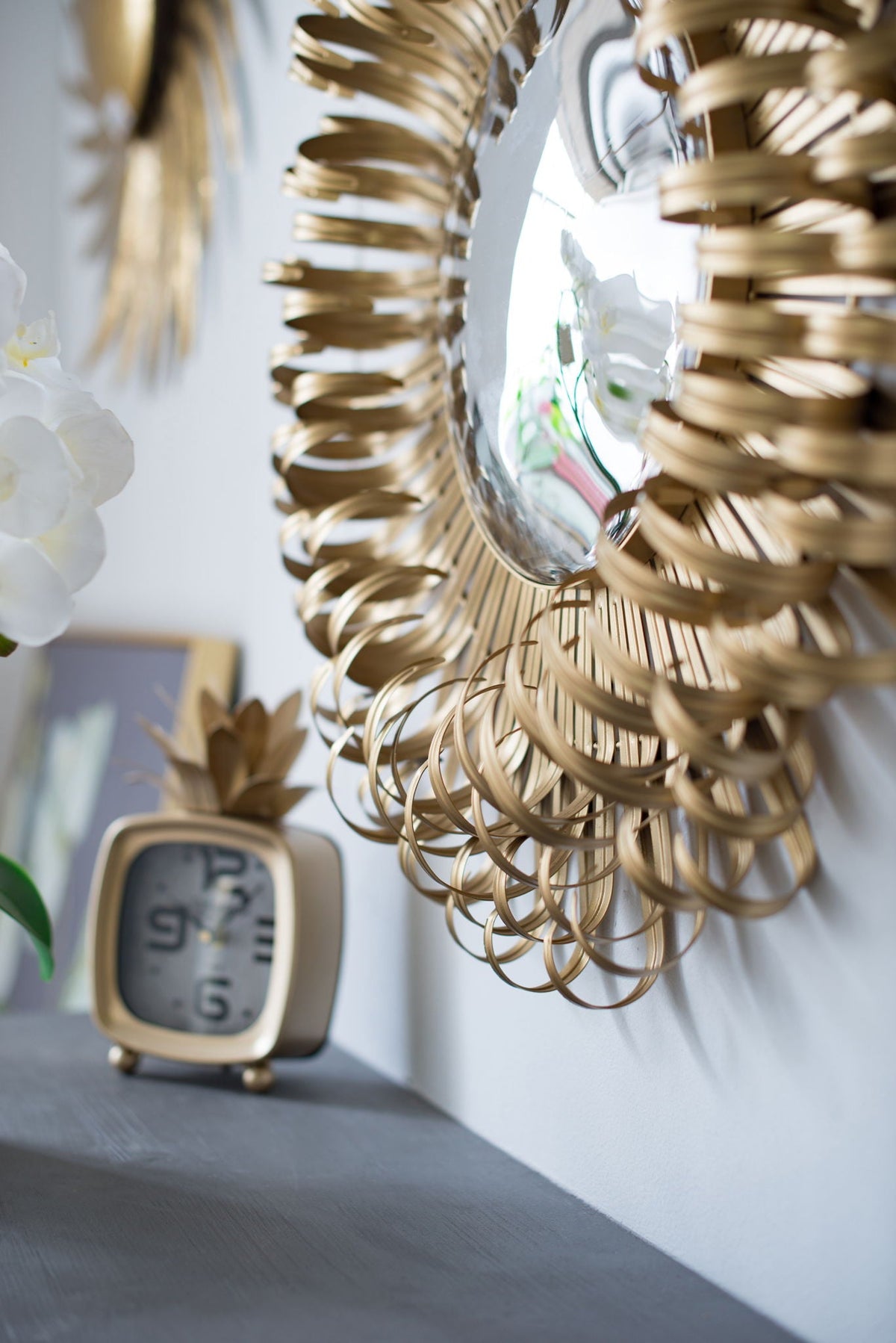 Sunburst Design Wall Mirror with Decorative Gold Finish - Modern Entryway, photo 6 of 9
