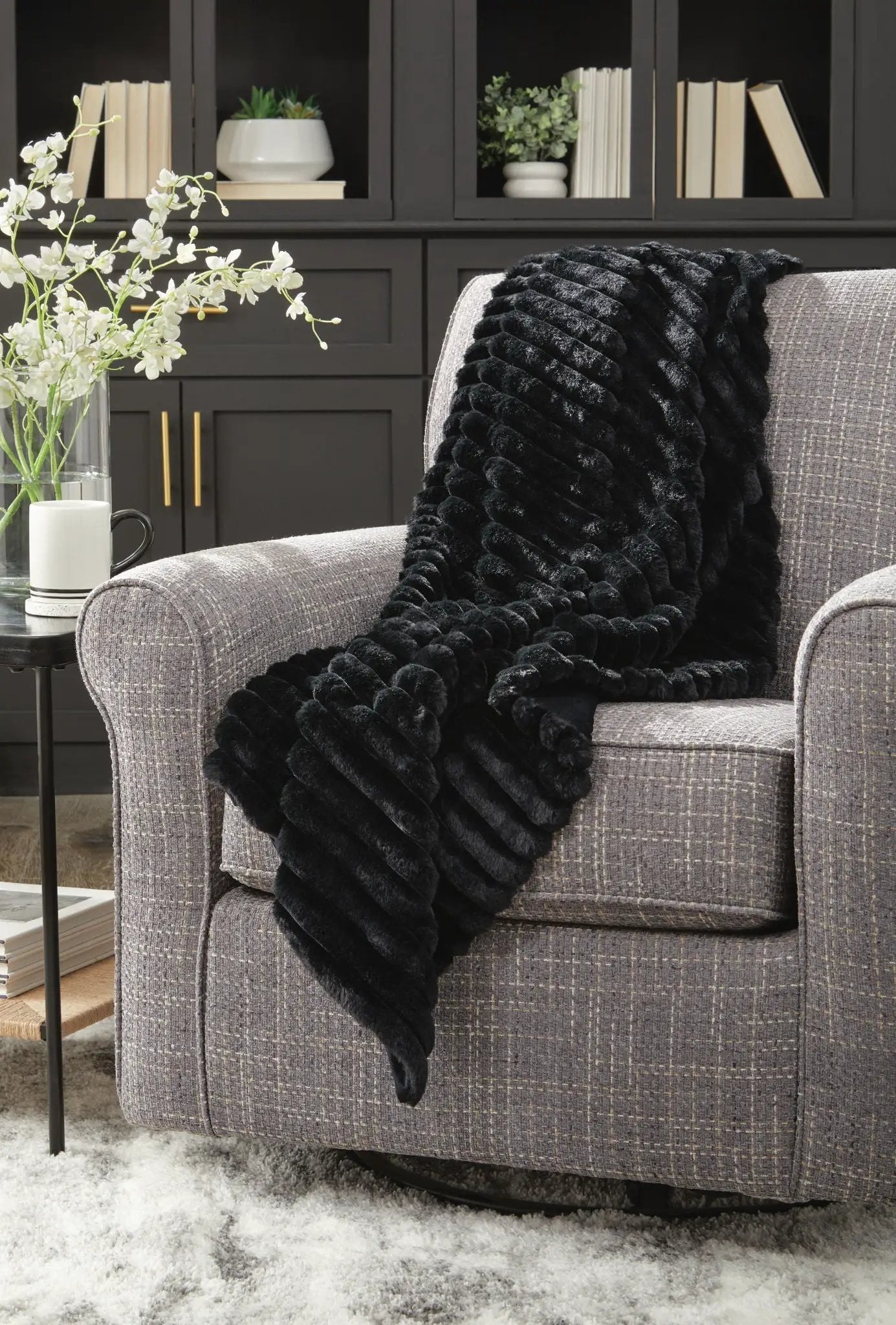 Alsonwell - Throw by Unique Piece Furniture