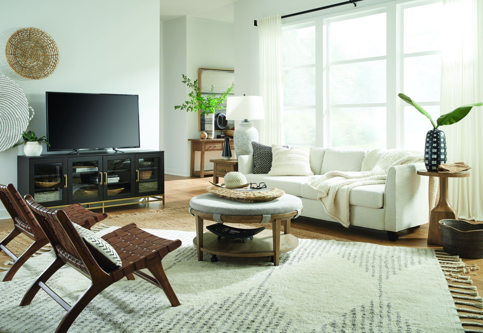 Lindon - Round Pedestal Accent End Table by Unique Piece Furniture