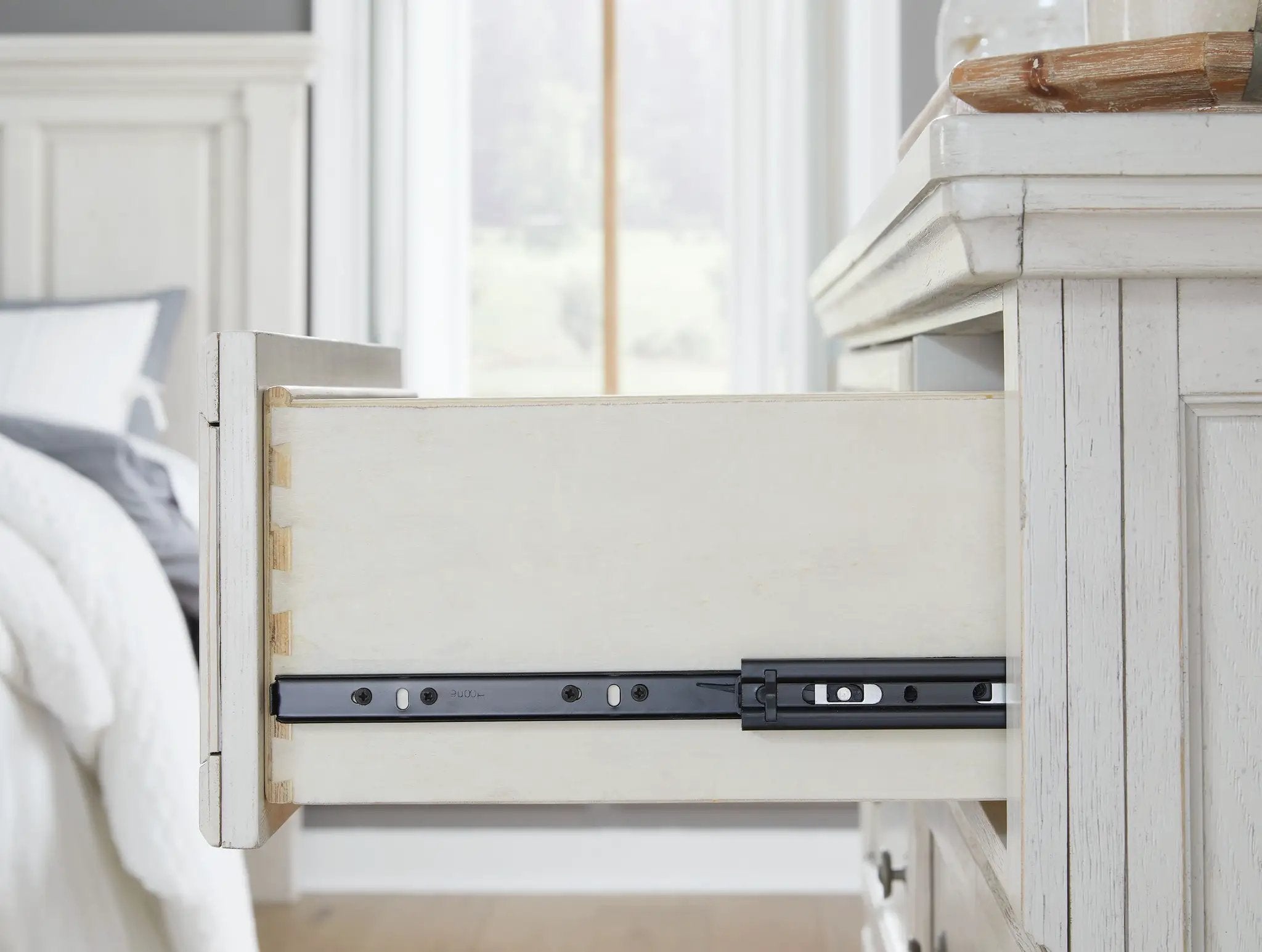 Robbinsdale - Five Drawer Chest - Antique White by Unique Piece Furniture