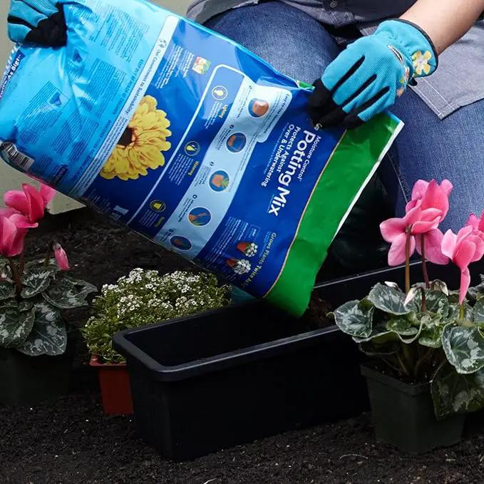 Miracle-Gro Moisture Control Potting Mix 6 qt. by GreenHaven Gardens