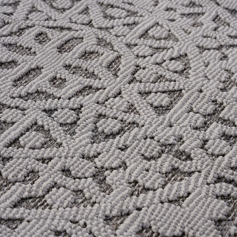 Guros - 4' X 6' Medallion Indoor / Outdoor Area Rug - Gray / White by Unique Piece Furniture