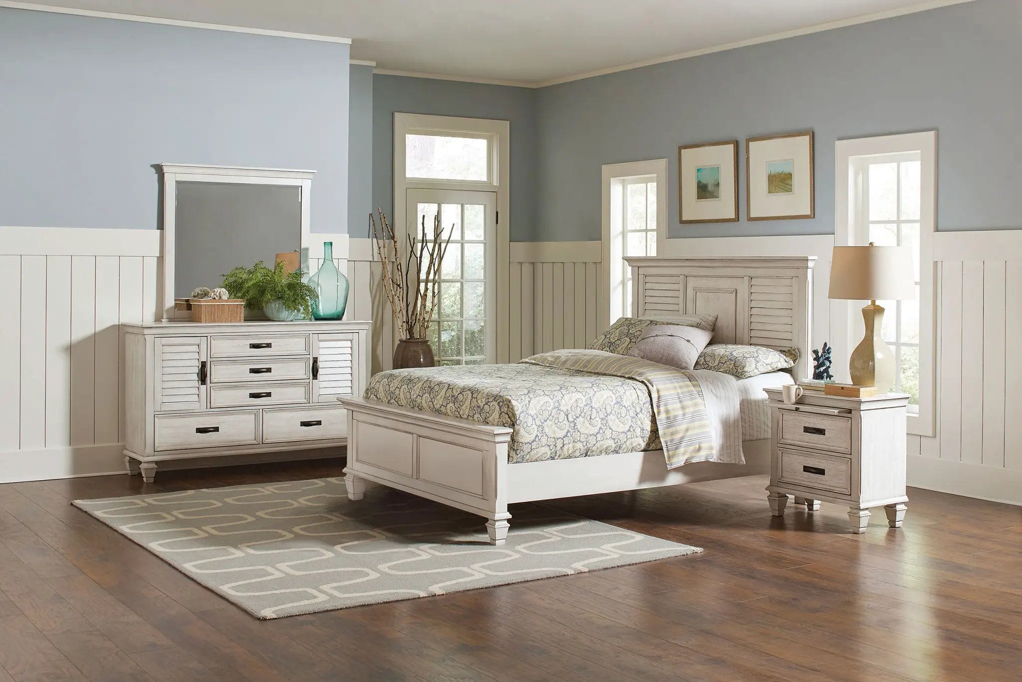 Franco 4-piece Queen Bedroom Set Distressed White by Unique Piece Furniture