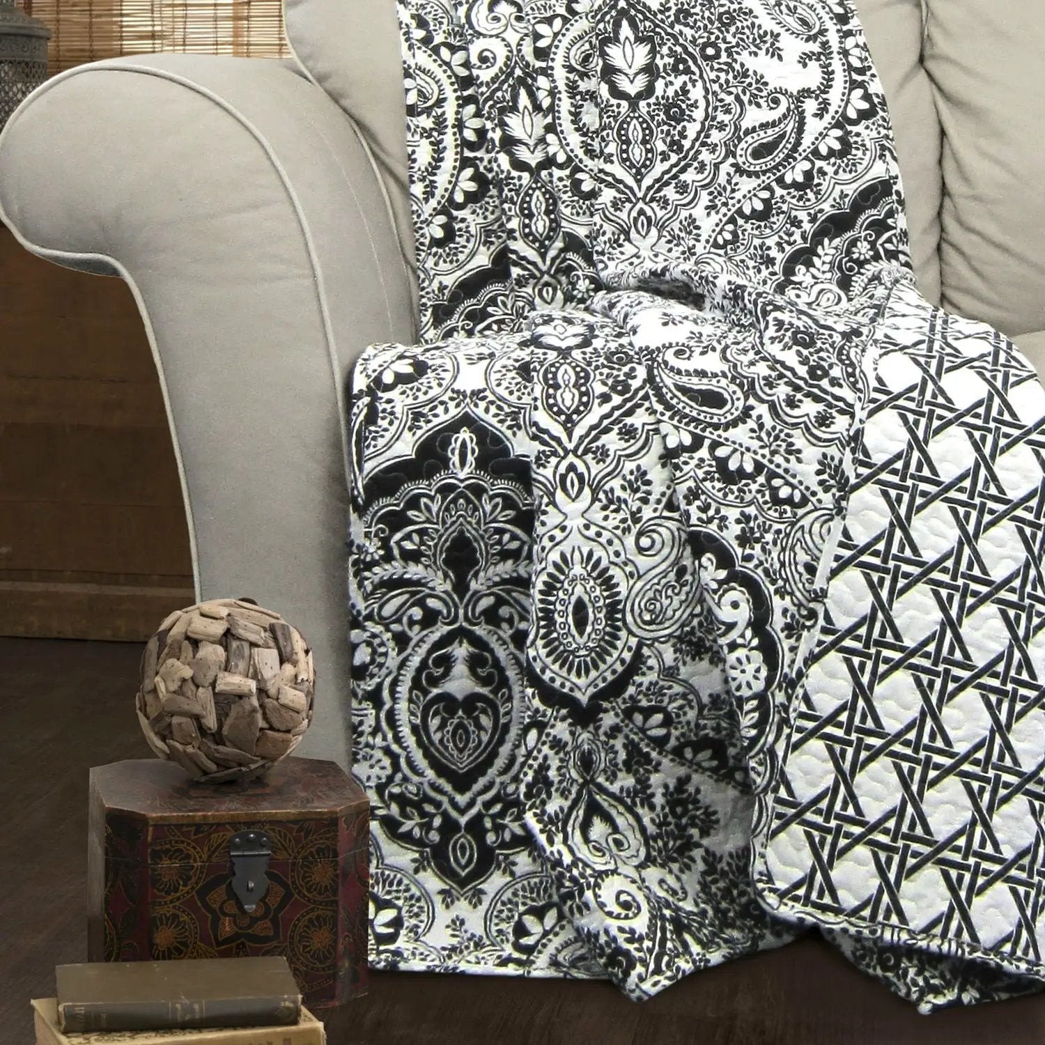 Queen size 3-Piece Quilt Set 100-Percent Cotton in Black White Damask by HomePacific