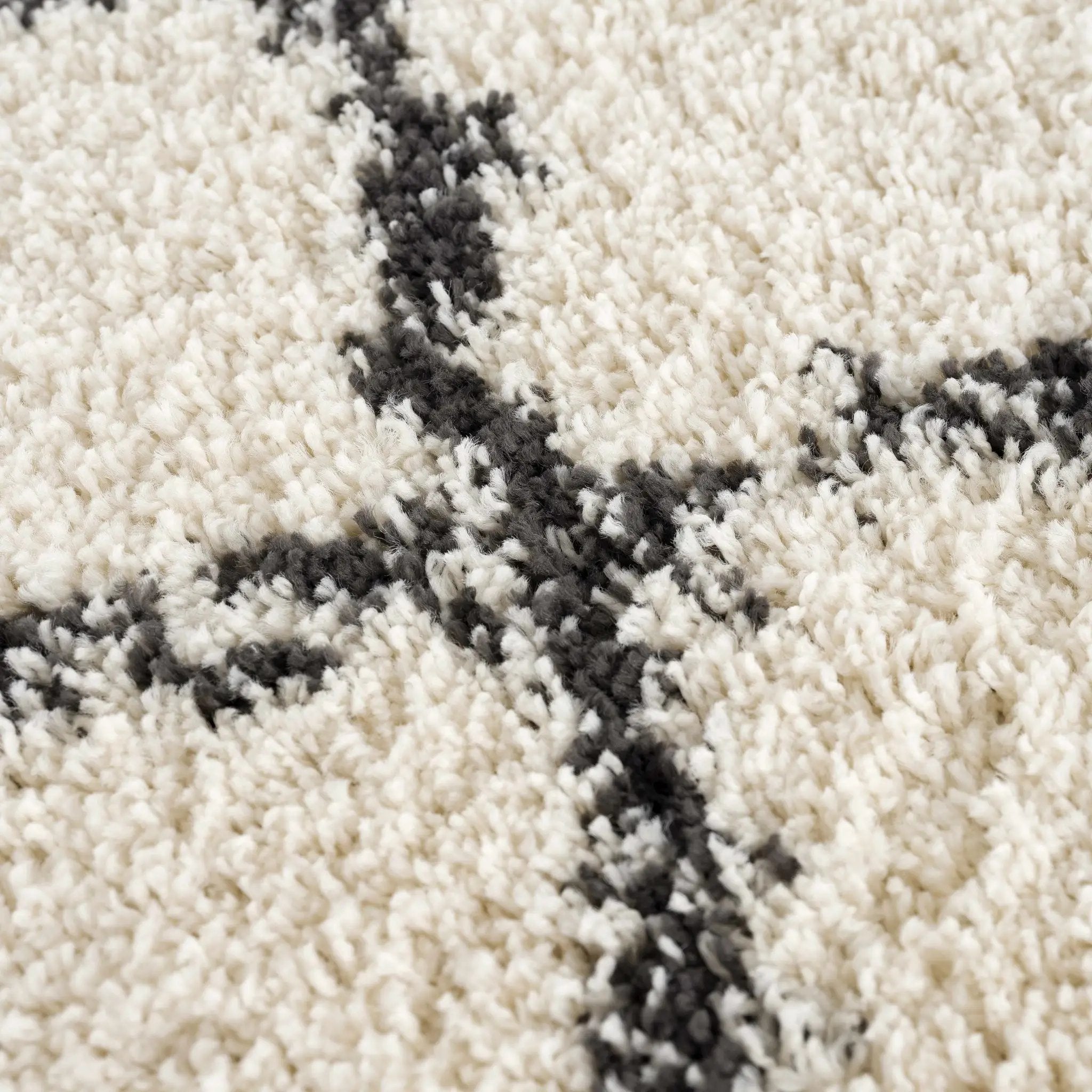 Wallagrass Beige/Black Trellis Tassel Shag by Hauteloom