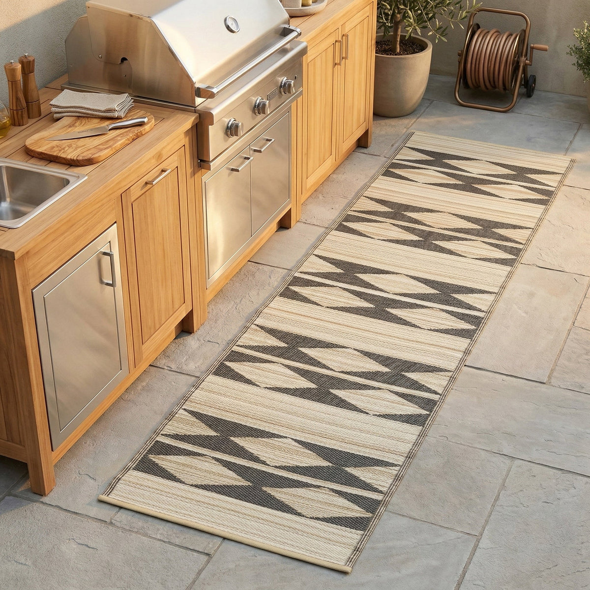 Cairo - Natural & Black Outdoor Rug for Patio, photo 4 of 10