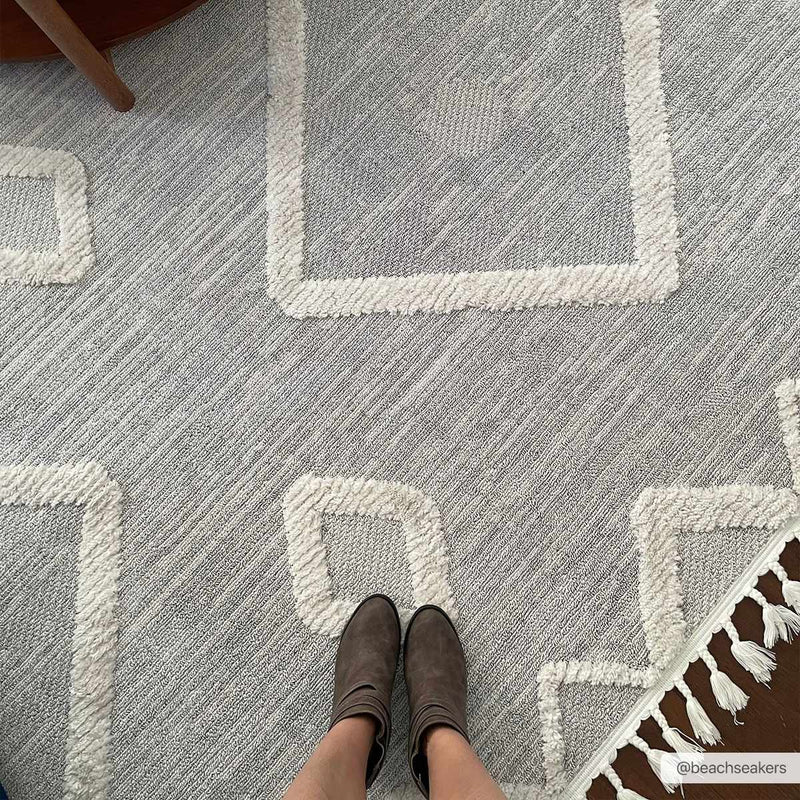 Cauldwell High/Low Pile Rug with Tassels - Clearance by Boutique Rugs
