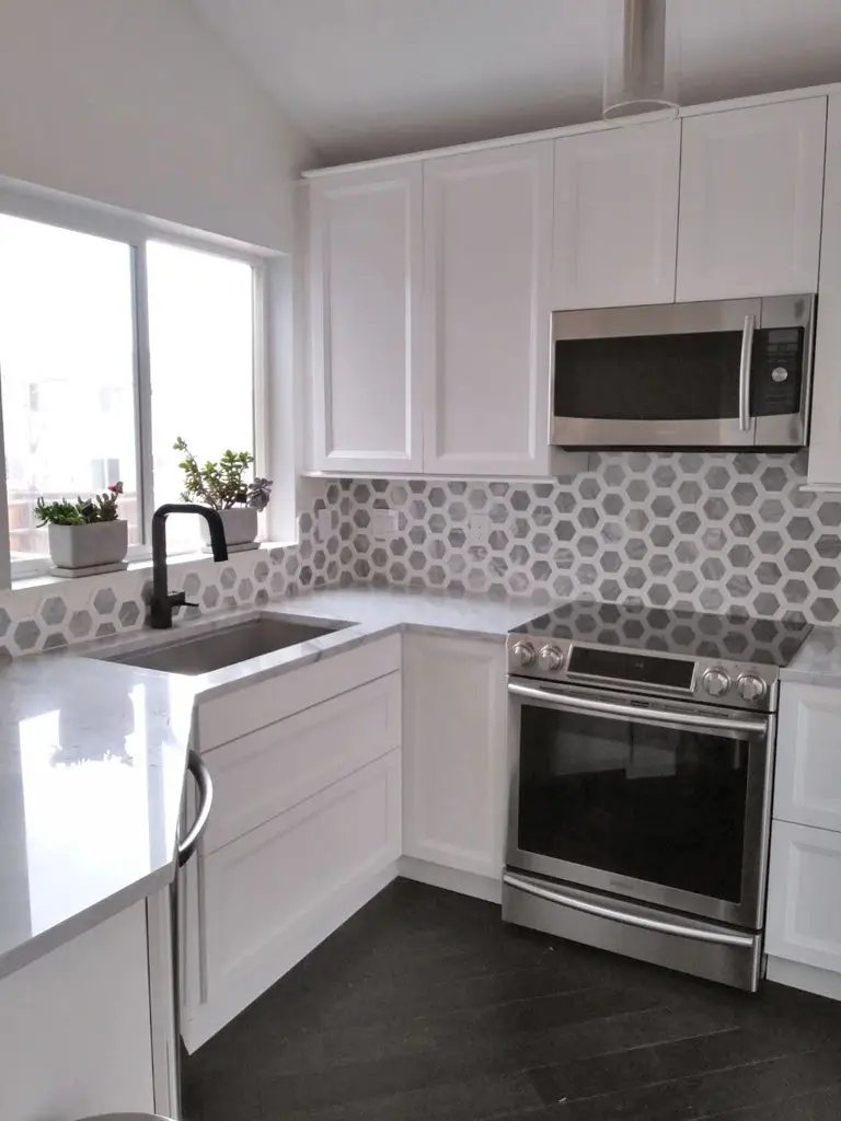 White Gray 10x12 Polished Hexagon Bianco Carrara Thassos Marble Mosaic Tile (5 pack, 4.34 sq ft/case) by Apollo Tile