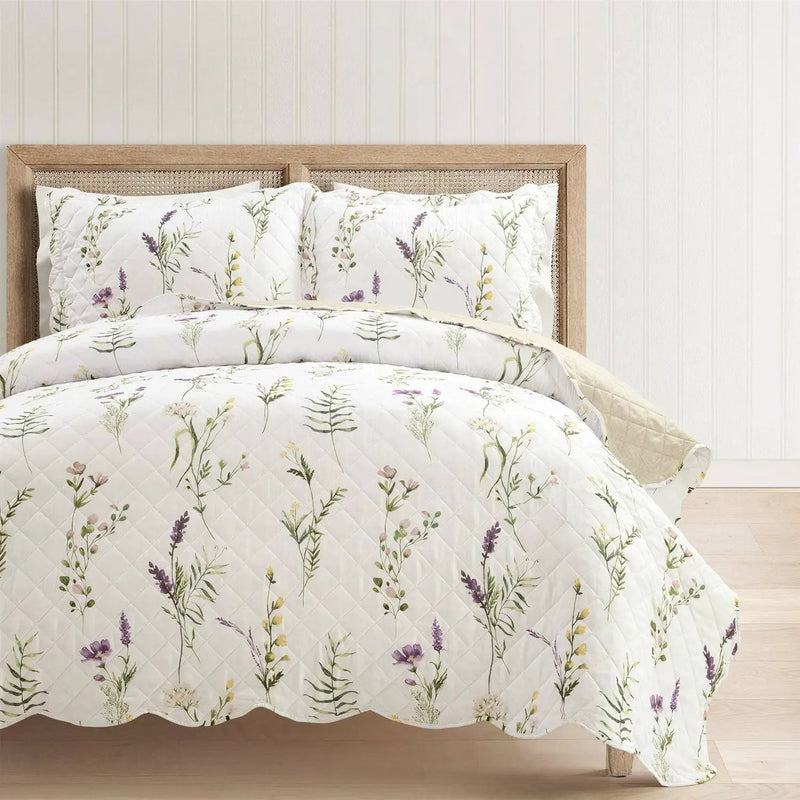 Full/Queen Scallop Edge Floral Lightweight 3 Piece Quilt Set by HomePacific