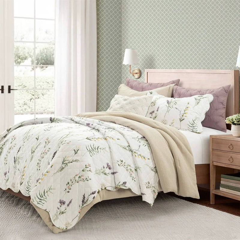 Full/Queen Scallop Edge Floral Lightweight 3 Piece Quilt Set by HomePacific