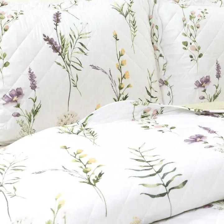 Full/Queen Scallop Edge Floral Lightweight 3 Piece Quilt Set by HomePacific