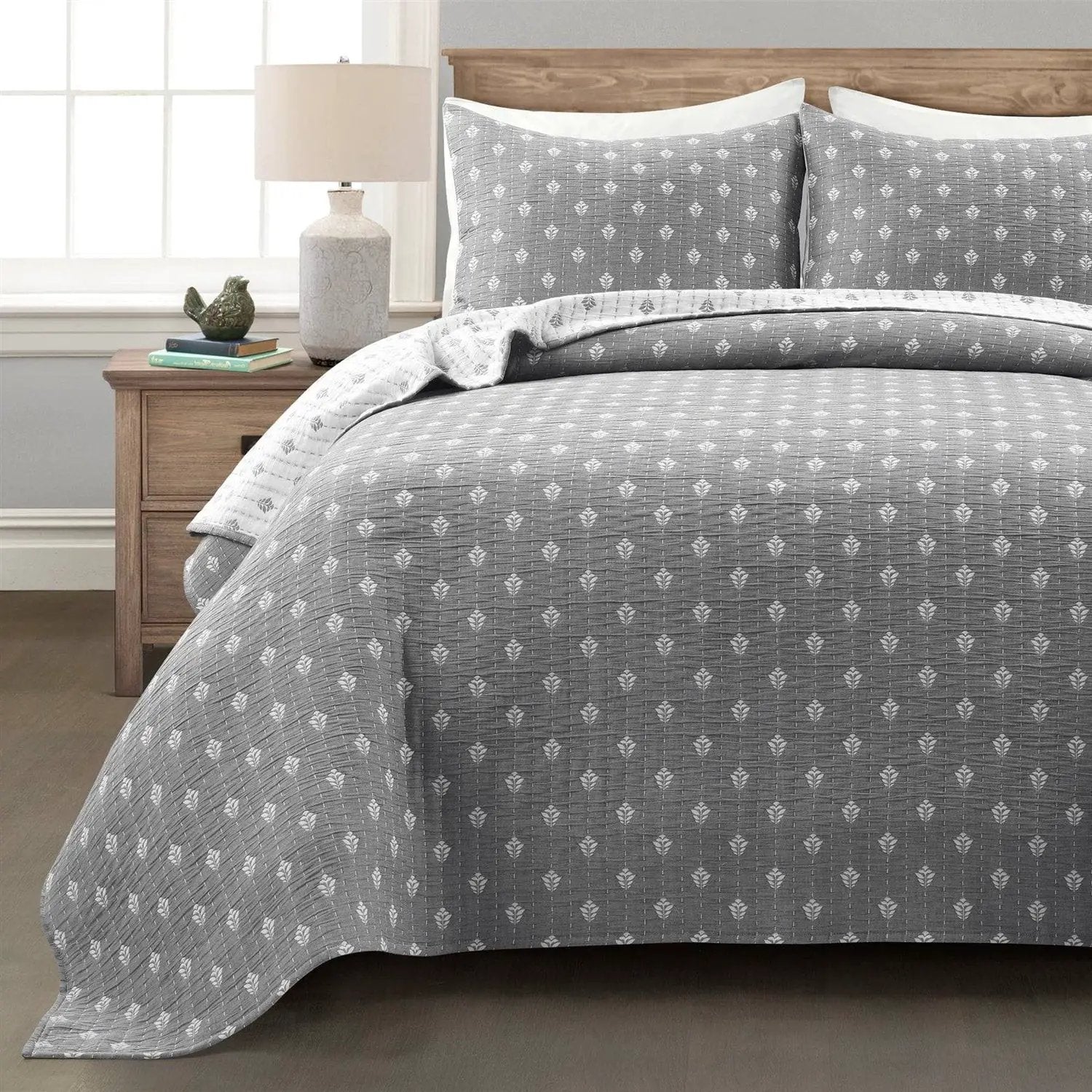 King size 3-Piece Reversible Cotton Yarn Woven Quilt Set in Grey and White by HomePacific