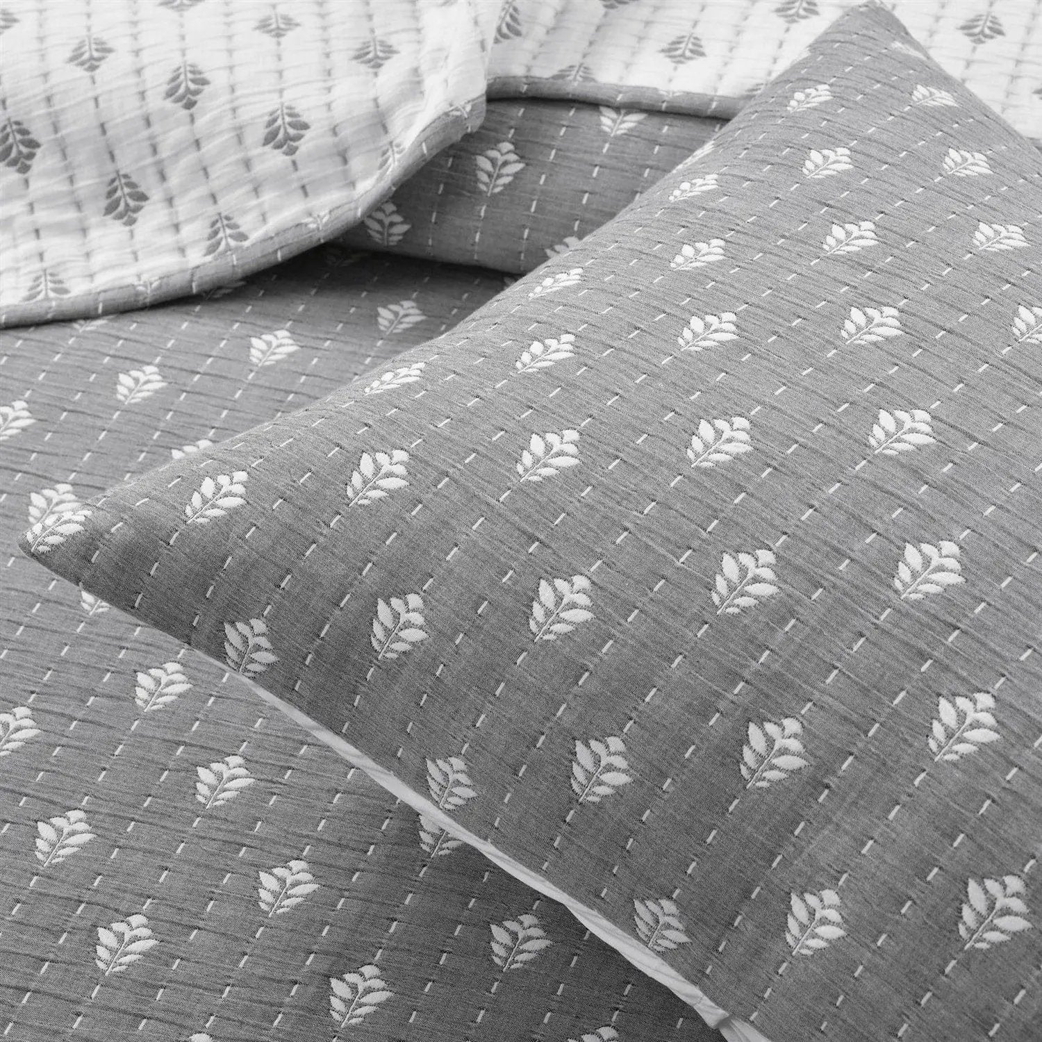 King size 3-Piece Reversible Cotton Yarn Woven Quilt Set in Grey and White by HomePacific