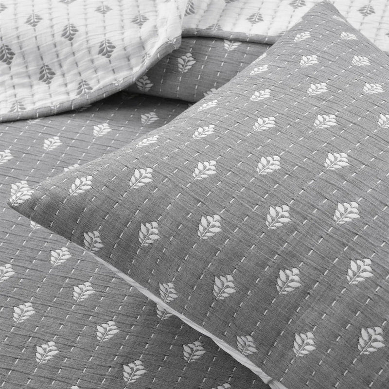 King size 3-Piece Reversible Cotton Yarn Woven Quilt Set in Grey and White by HomePacific