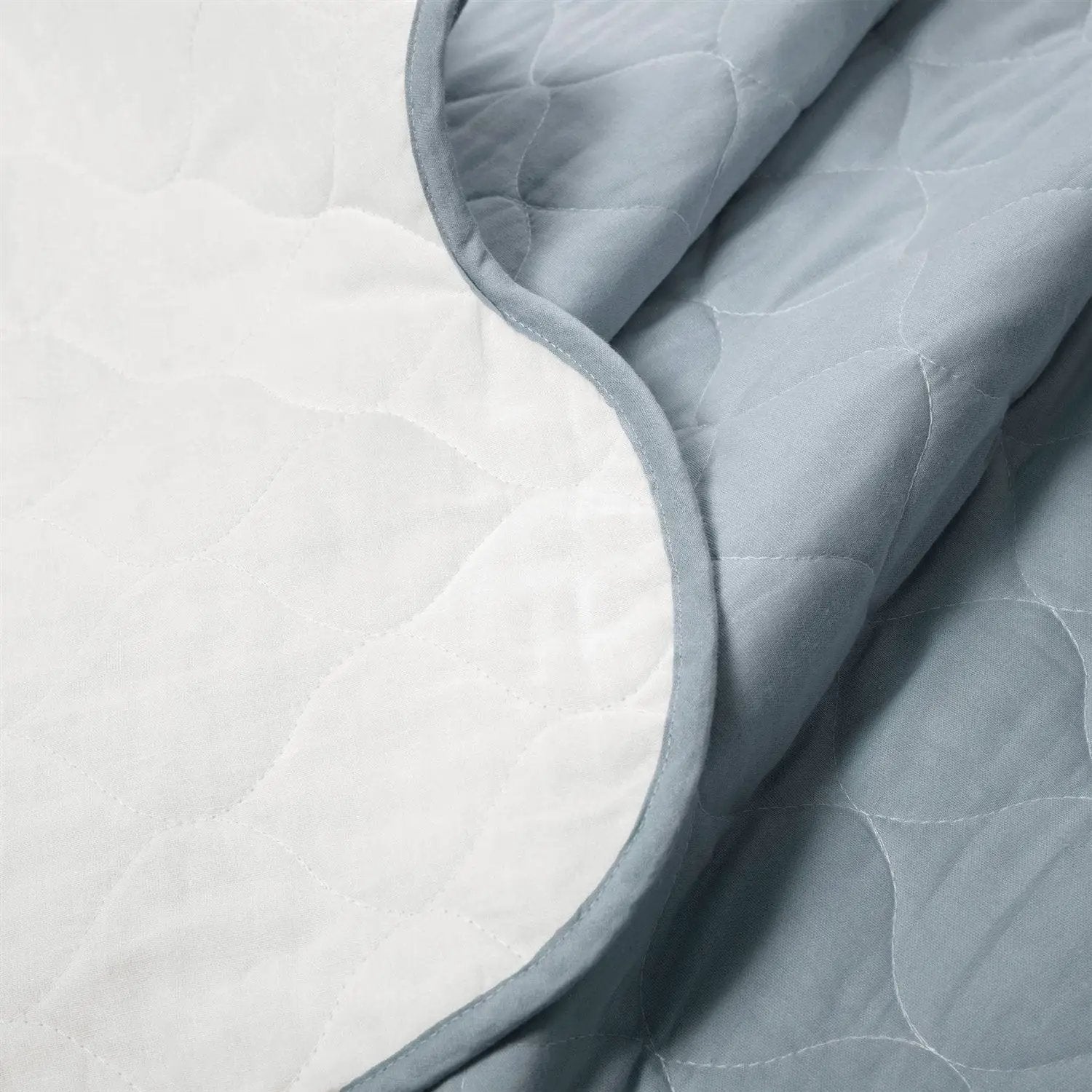 King/Cal King White Blue Scalloped Edge Reversible Thin Light Quilt Set by HomePacific