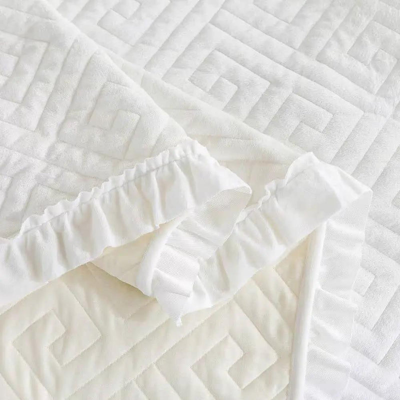 King size Ivory White Velvet Microfiber Polyester Reversible 3-Piece Quilt Set by HomePacific