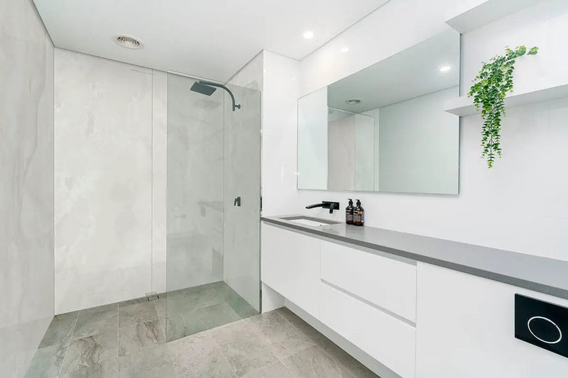 Quebec Onyx Polished Porcelain Tiles 31.5x94.5 in a finished room