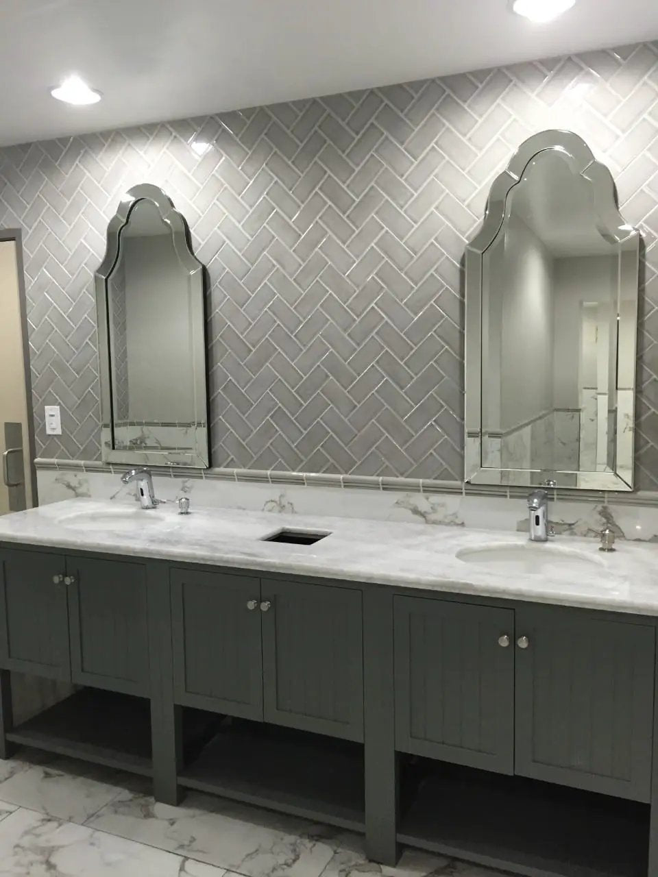 Pietra Statuario Matte Marble Look Porcelain Mosaics 2x2 0.37 inch in a finished room
