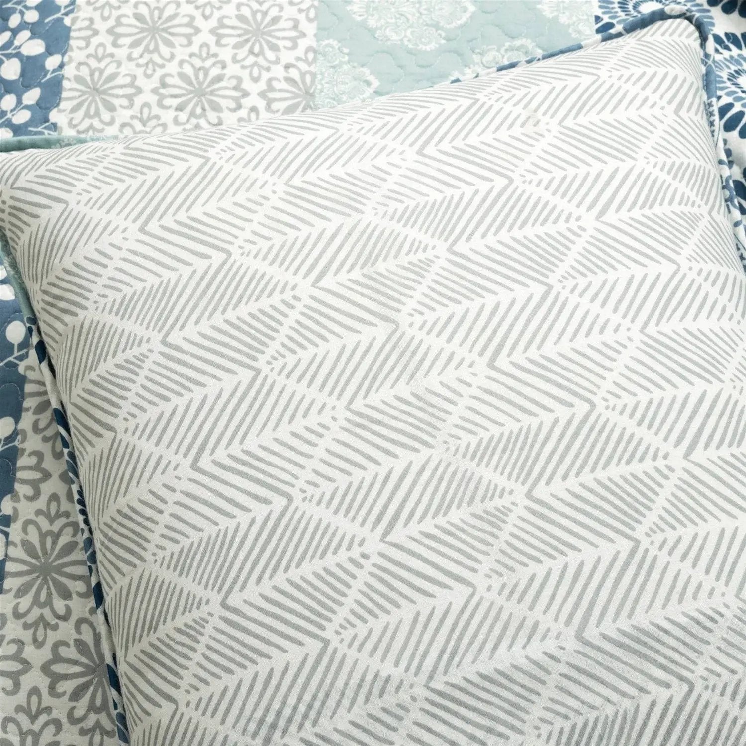 Full/Queen Lightweight 3 Piece Reversible Botanical Blue Damask Quilt Set by HomePacific