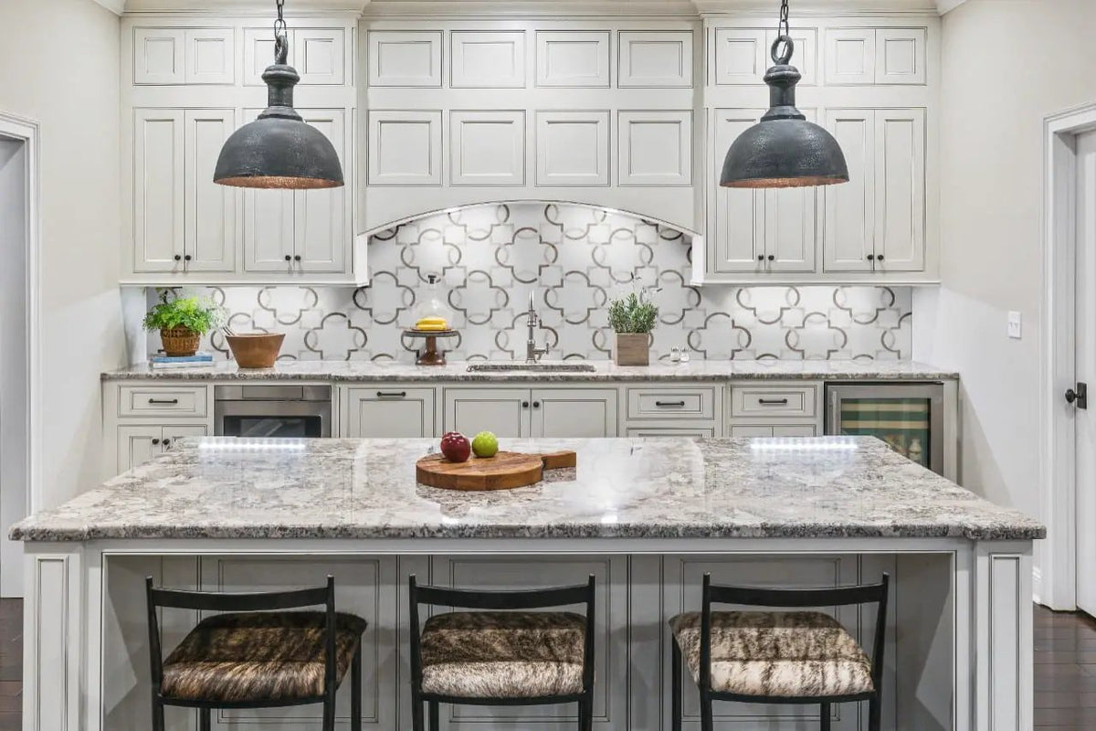 Bianco Quatrefoil Polished 10mm Pattern Marble Mosaics by MSI Surfaces
