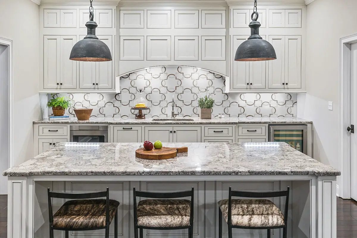 Bianco Quatrefoil Polished 10mm Pattern Marble Mosaics by MSI Surfaces